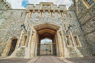 Windsor, İngiltere - 10 Temmuz 2016: Eski taş duvarlar Ortaçağ Windsor Castle görünümünü