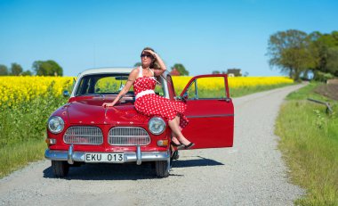kadın vintage elbise kırmızı retro car yakınındaki poz