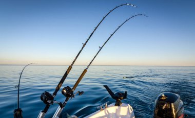 Göl kenarında balık tutma trolling sabah