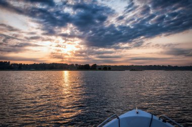 Tekneden deniz günbatımı manzara