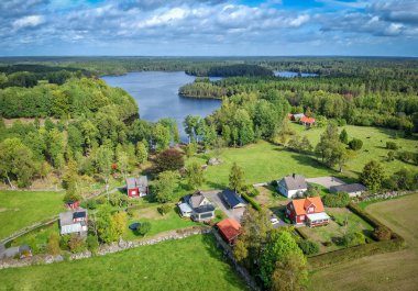 İsveçli göl ve Eylül köyde havadan görünümü 