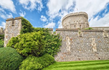 Windsor, İngiltere - 10 Temmuz 2016: Eski taş duvarlar Ortaçağ Windsor Castle görünümünü