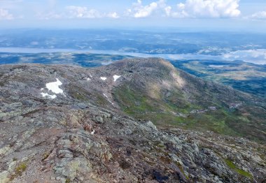 Havadan görünümü gündüz dağ vardır