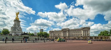 Londra, İngiltere - 13 Temmuz, 2016: Buckingham Palace square için geleneksel değişen nöbet bekleyen turist ile yaz Panoraması