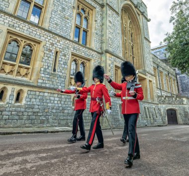 Windsor, İngiltere - 10 Temmuz 2016: Kimliği belirsiz erkek üyeleri değişiklik töreni sırasında Kraliyet muhafızı