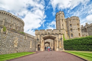 Windsor, İngiltere - 10 Temmuz 2016: Eski taş duvarlar Ortaçağ Windsor Castle görünümünü