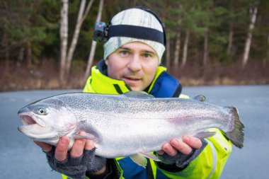 İsveçli buz balıkçılık alabalık sonra