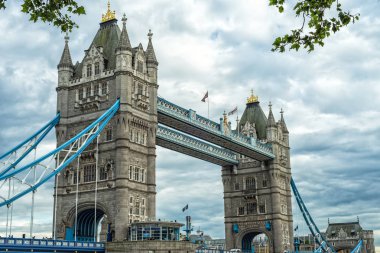 İngiltere, Londra - 16 Temmuz 2016: Tower Bridge ve Tower Castle görünümünü
