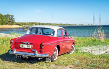 Kırmızı retro otomobili açık havada deniz kıyısı