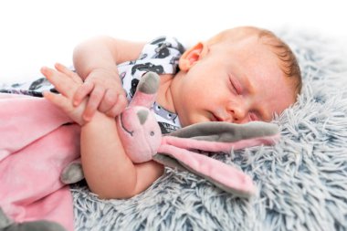 Sevimli yeni doğan kız tavşan oyuncakla yalan