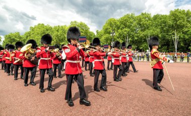 Londra, İngiltere - 13 Temmuz, 2016: Buckingham Sarayı törende muhafız değişen altında asker Orkestrası