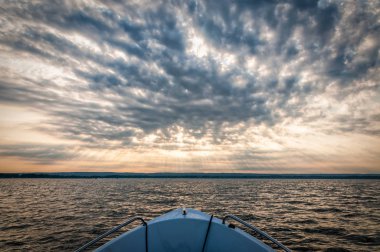 Tekneden deniz günbatımı manzara