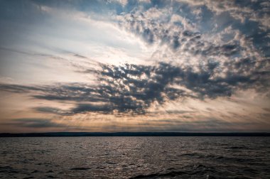 Tekneden deniz günbatımı manzara