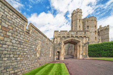 Windsor, İngiltere - 10 Temmuz 2016: Eski taş duvarlar Ortaçağ Windsor Castle görünümünü