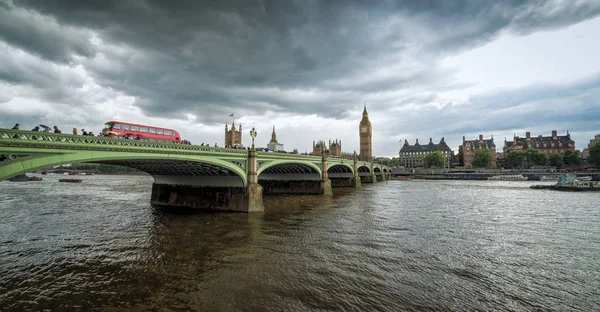 Zomer Uitzicht Park Fontein Big Ben Achtergrond — Stockfoto