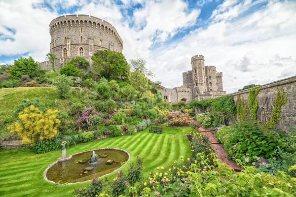 英国温莎 2016年7月10日 中世纪温莎城堡中花园和塔楼的夏季景观 — 图库照片