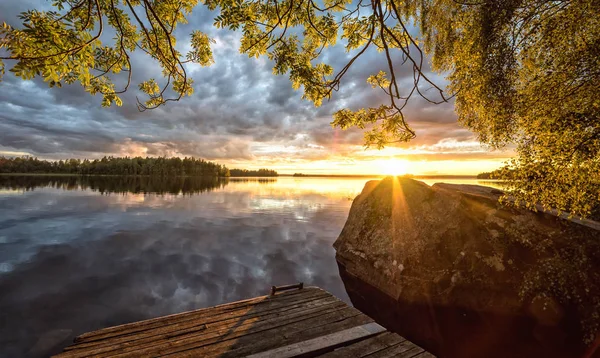 Medianoche en el lago escandinavo — Foto de Stock