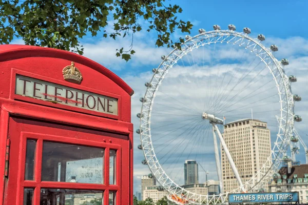 Ikoniska Engelska Telefonkiosk Med London Eye Bakgrunden — Stockfoto