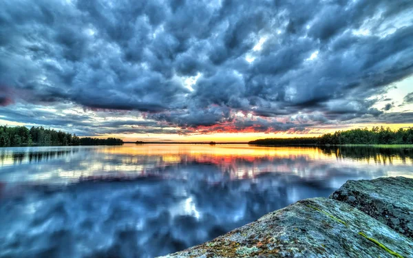 午夜在斯堪的纳维亚湖 — 图库照片