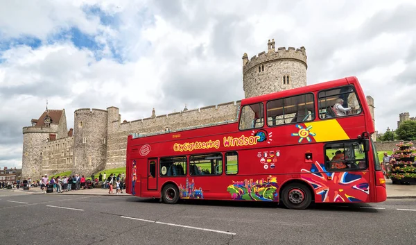 英国温莎 2016年7月10日 温莎城堡前的红色敞篷敞篷温莎旅游巴士 — 图库照片