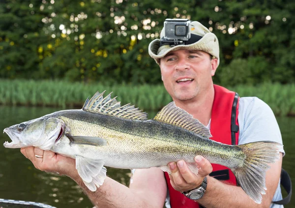 Brieftaschenfische Den Händen Der Angler — Stockfoto