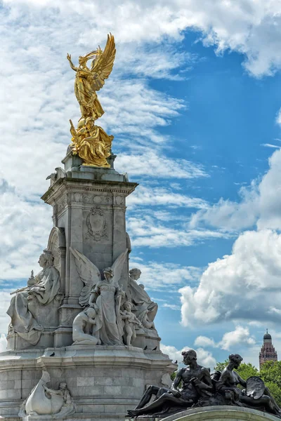 白金汉宫前的维多利亚女王纪念碑景观 — 图库照片