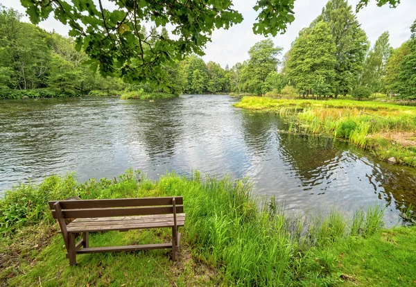 莫鲁姆河沿岸的木长凳 — 图库照片