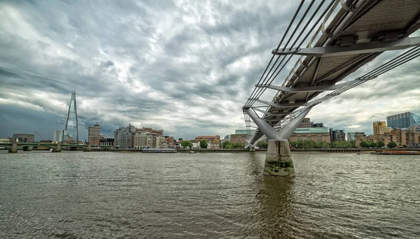 Λονδίνου Θέα Από Άποψη Που Βρίσκεται Κάτω Από Την Πεζογέφυρα — Φωτογραφία Αρχείου