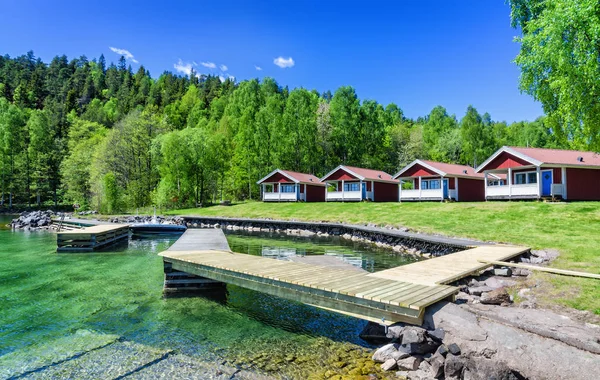 Schöne Schwedische Seenlandschaft Mit Roten Hütten — Stockfoto