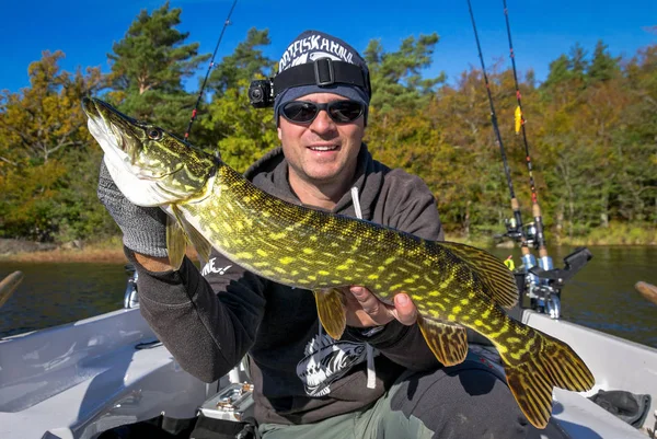 Pesca Del Luccio Nel Paesaggio Autunno — Foto Stock