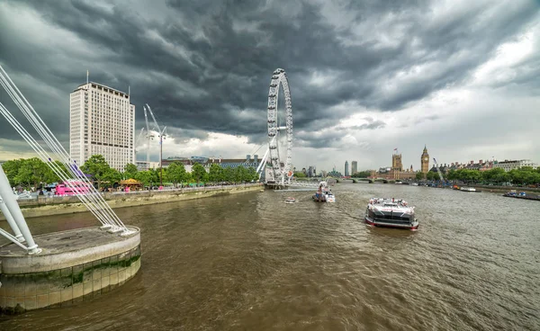 ロンドン イギリス 2016 ロンドン ビッグベン 国会議事堂 ロンドン 荒れ模様の空とテムズ川の船の有名なランドマークとハンガーフォード橋からパノラマ ビュー — ストック写真