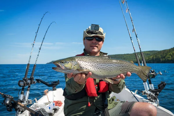 夏湖マスで幸せな釣り人 — ストック写真