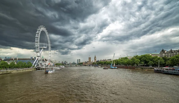 ロンドン イギリス 2016 ロンドン ビッグベン 国会議事堂 ロンドン 荒れ模様の空とテムズ川の船の有名なランドマークとハンガーフォード橋からパノラマ ビュー — ストック写真