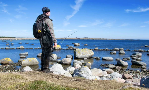Ψαράς Στην Ακτή Της Θάλασσας Της Σουηδίας — Φωτογραφία Αρχείου