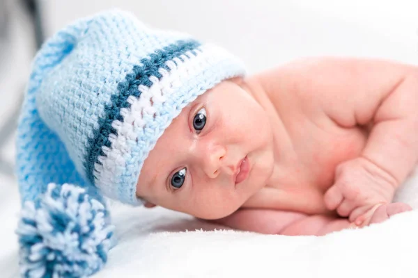 Милая Новорожденная Девочка Голубой Уютной Шляпе Лежит Белой Клетке — стоковое фото