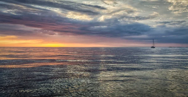 Coucher Soleil Mer Vue Idyllique Avec Voilier Solitaire — Photo