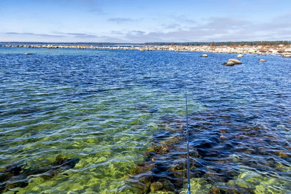 春スウェーデンの海岸に釣りに — ストック写真