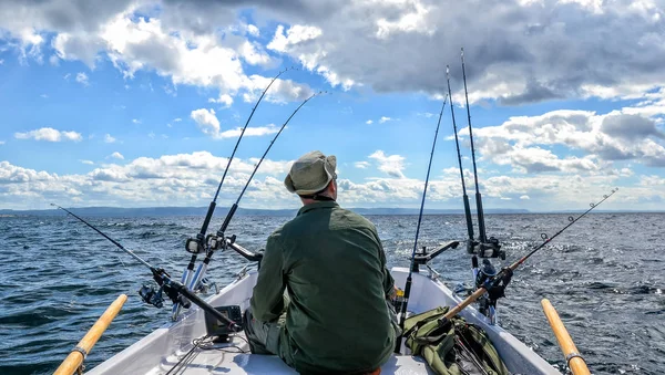 Hombre Pescando Barco Motor Mar —  Fotos de Stock