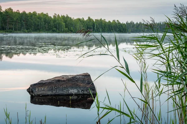 Пам Яті Камінь Рівня Води Шведське Озеро — стокове фото