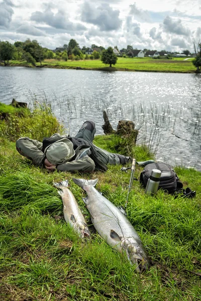 Angler Relaxante Após Dia Sorte — Fotografia de Stock