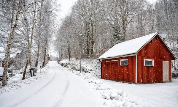赤いワーク ショップのあるスウェーデンの冬景色 — ストック写真