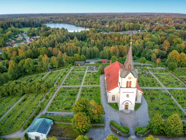 Пташиного Польоту Над Села Церквою Цвинтарі Швеції — стокове фото