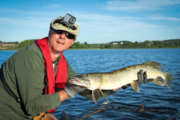 Mannen Innehar Stor Gädda Från Havet — Stockfoto