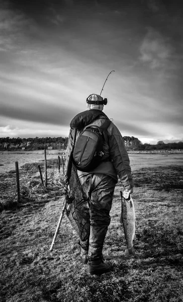 Monochromes Porträt Eines Anglers Nach Dem Angeln Der Küste — Stockfoto