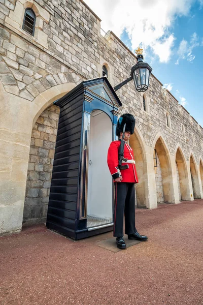 英国温莎 2016年7月10日 在温莎城堡执勤的身份不明的皇家警卫 — 图库照片