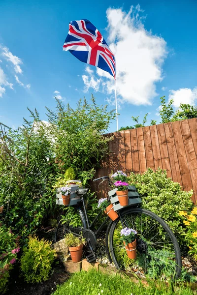 在英国的花盆和旗帜的花的自行车的看法 — 图库照片