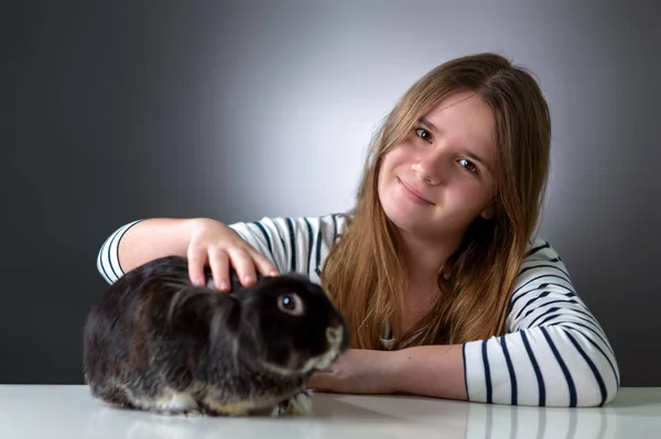 女の子と黒ウサギ 永遠の友達 — ストック写真