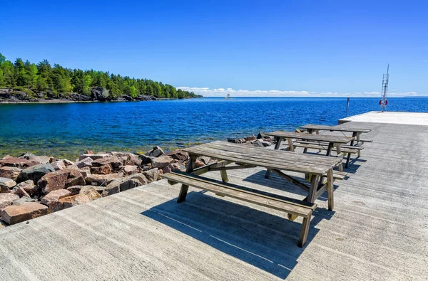 Träbänk Plats Med Vacker Sjöutsikt — Stockfoto