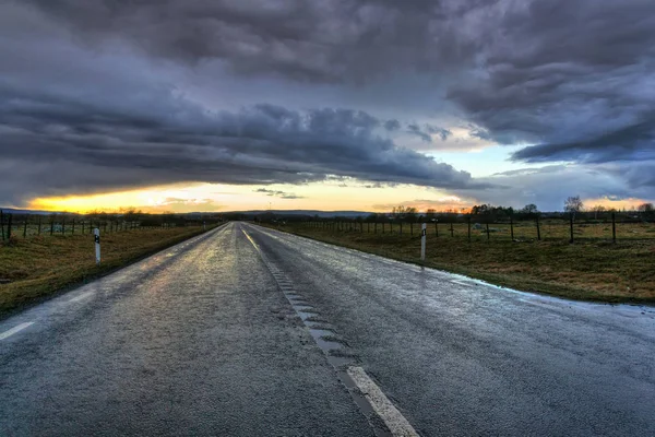 Dramatycznej Scenerii Zachód Słońca Nad Szwedzkim Autostrady — Zdjęcie stockowe