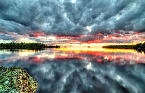 Meia-noite no lago escandinavo — Fotografia de Stock